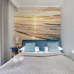 公寓 Bright Spacious With Parking Mazowiecka By Renters 科沃布热格