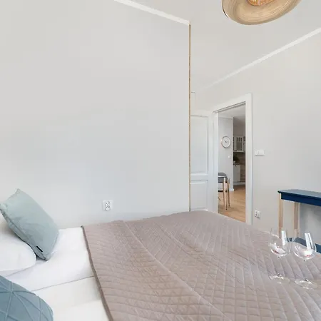 Bright Spacious With Parking Mazowiecka By Renters Apartmán