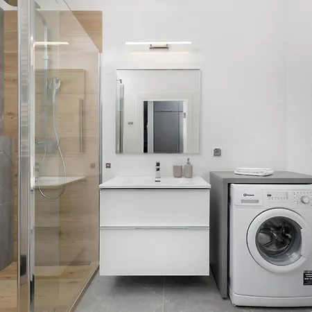 Bright Spacious With Parking Mazowiecka By Renters Apartmán