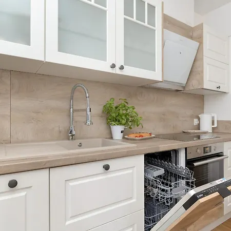 Apartmán Bright Spacious With Parking Mazowiecka By Renters