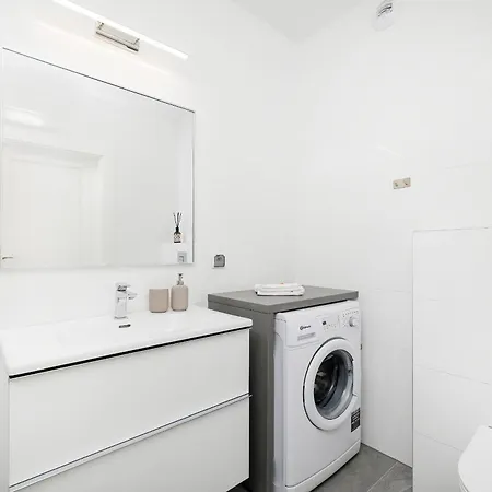 Apartmán Bright Spacious With Parking Mazowiecka By Renters *