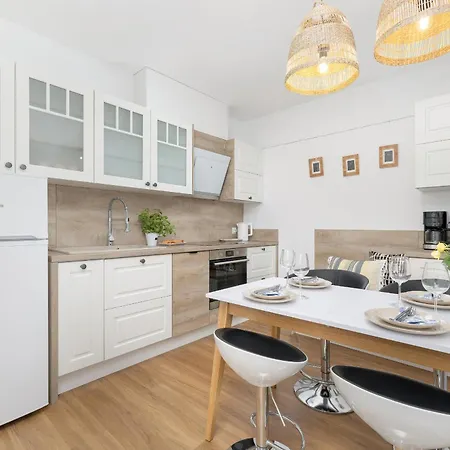 Apartmán Bright Spacious With Parking Mazowiecka By Renters *