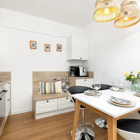 Bright Spacious With Parking Mazowiecka By Renters Apartmán Kolobřeh