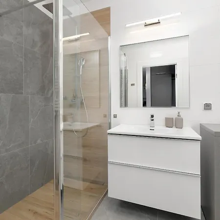 Bright Spacious With Parking Mazowiecka By Renters Kolobřeh