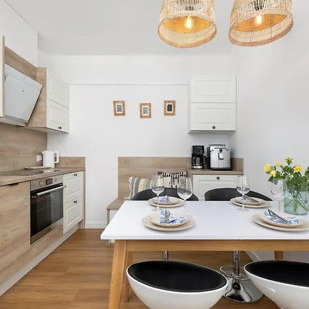 Apartmán Bright Spacious With Parking Mazowiecka By Renters *